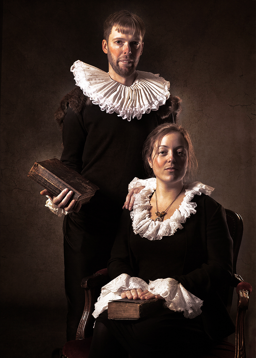Jesper og Kristine protræt som ligner et gammelt maleri. Stor pibekrage og bibel som på de gamle malerier