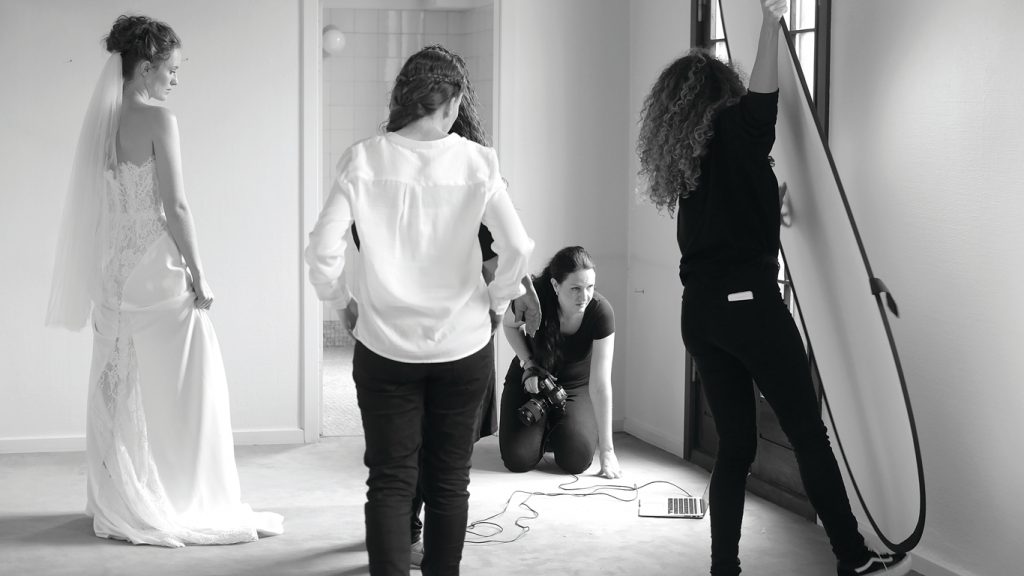 Modefotografering på lokation med model og asistent