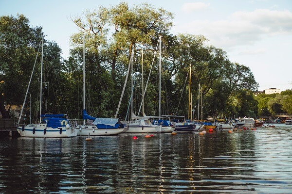 sailing-boats-yachts-pier-stockholm-front-city-center (1)
