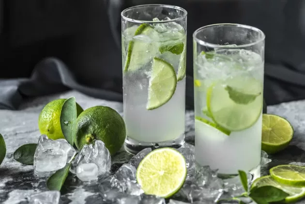 Acqua detox anticellulite: come si prepara: la ricetta con lime e cetriolo