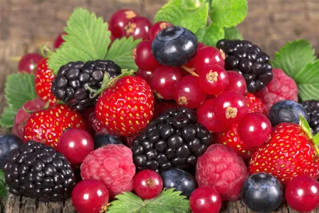 Frutti rossi: dimostrata attività anti-cancro della cianidina e come gli antociani riescono ad interagire e influenzare i percorsi molecolari nel nostro corpo.