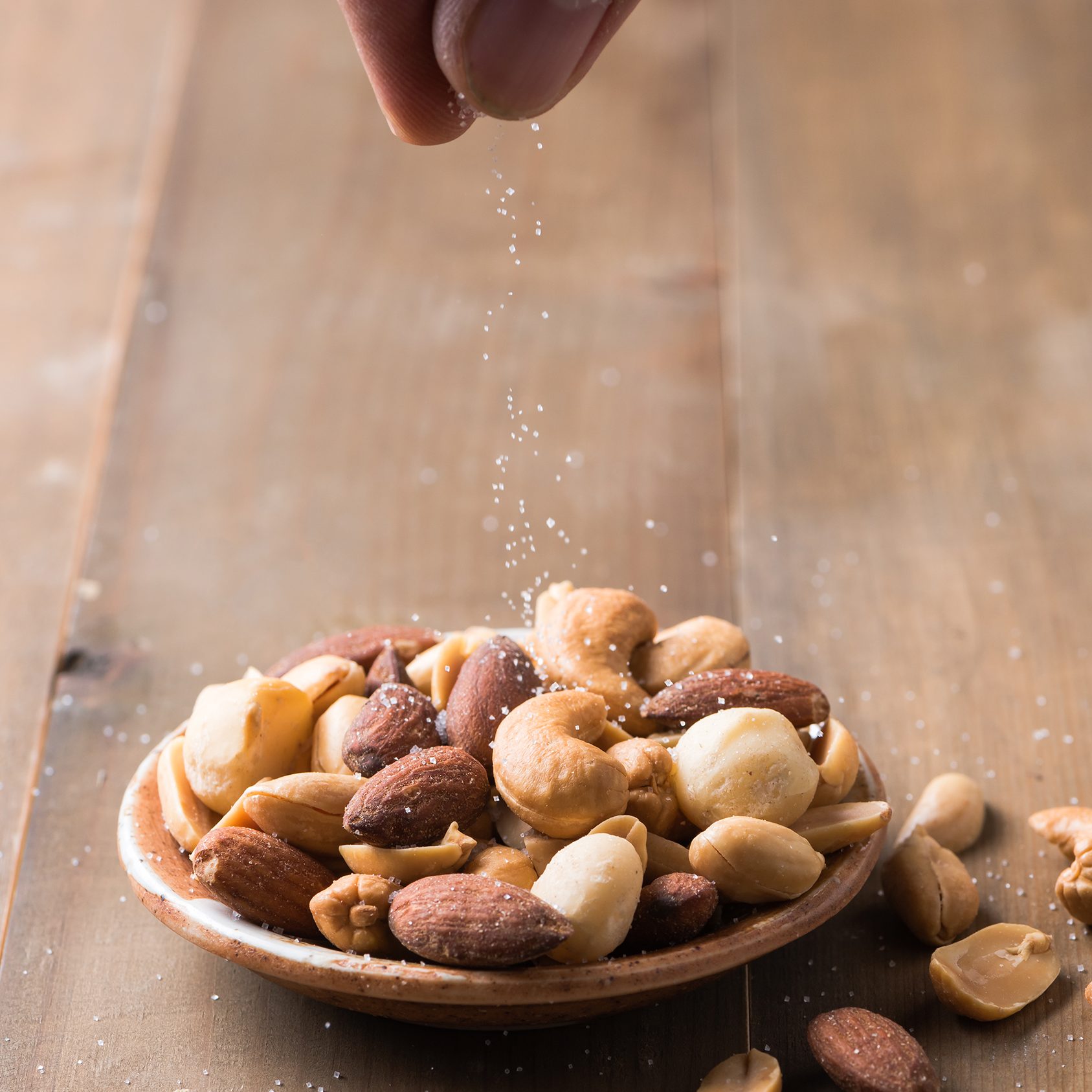 Dine snacks skal ikke være chips og kiks til saltniveauet, prøv i stedet med saltmandler, nødder m.m.