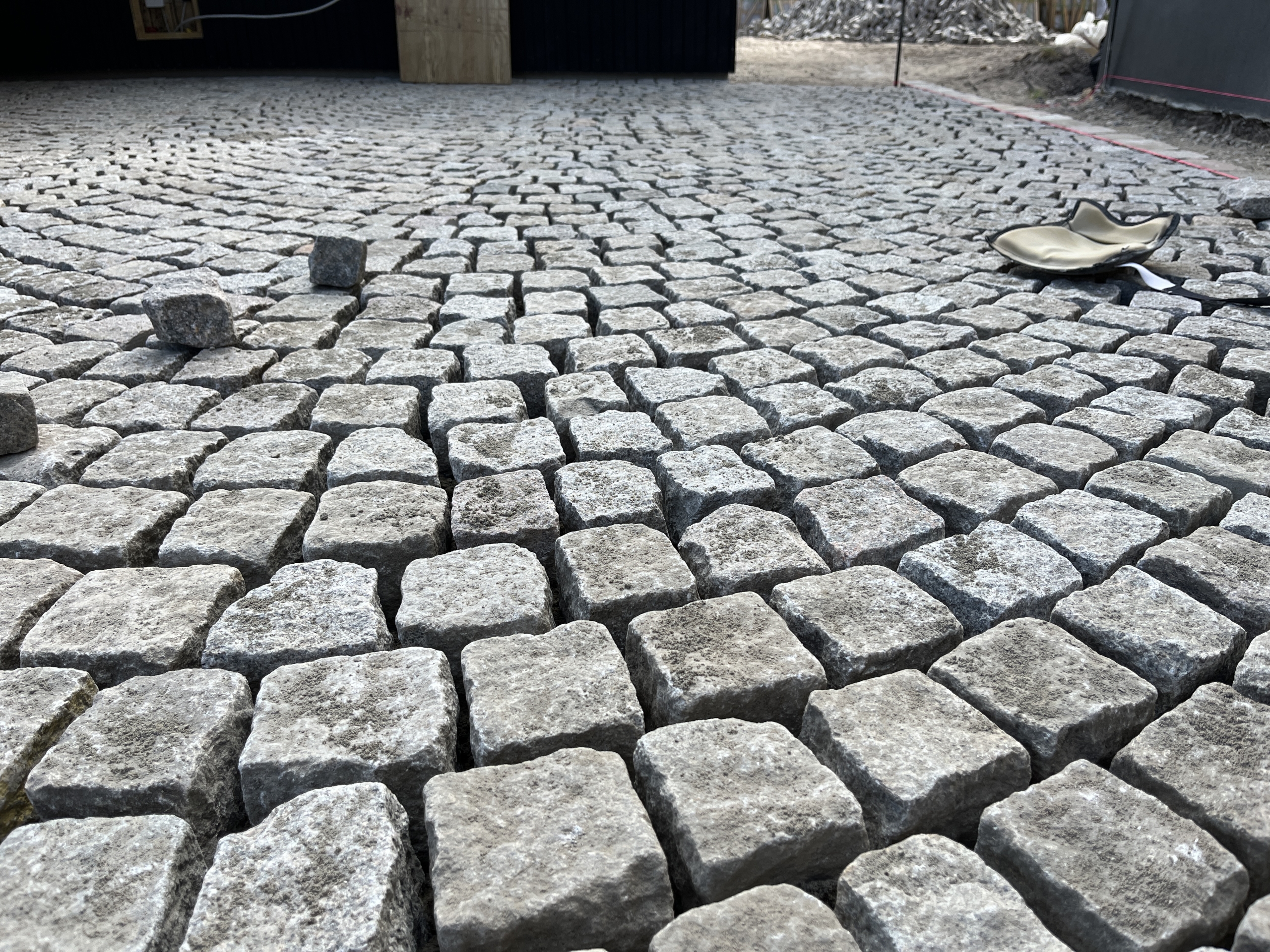 Slidt Nordisk Chaussesten i buer - Genanvendelse af slidt granit