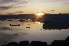 Ammassalik.-Solnedgang-ved-isfjorden