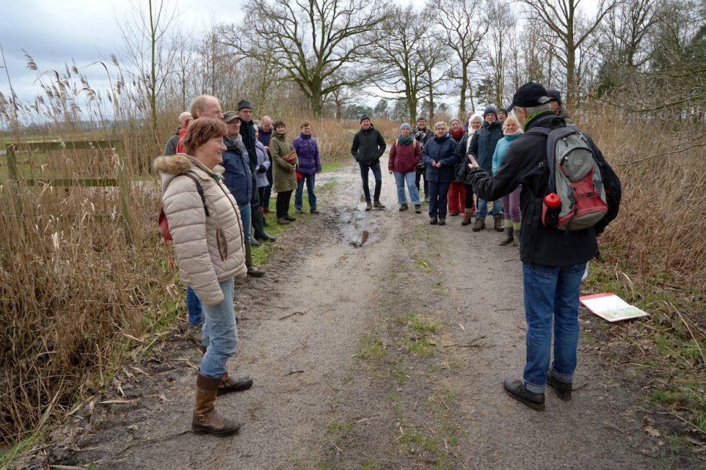 Dominiek Beerens geeft tijdens de wandeling meer uitleg over de natuur in Zondereigen.