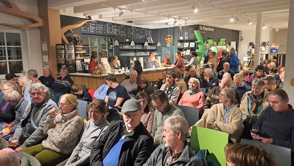 Een volle Klapekster luisterde geboeid naar de vertelling van Begijn Le Bleu.