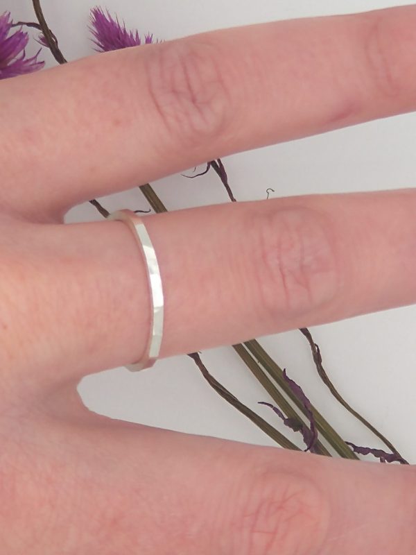 Gehamerde zilveren ring, handgemaakt. - Afbeelding 3