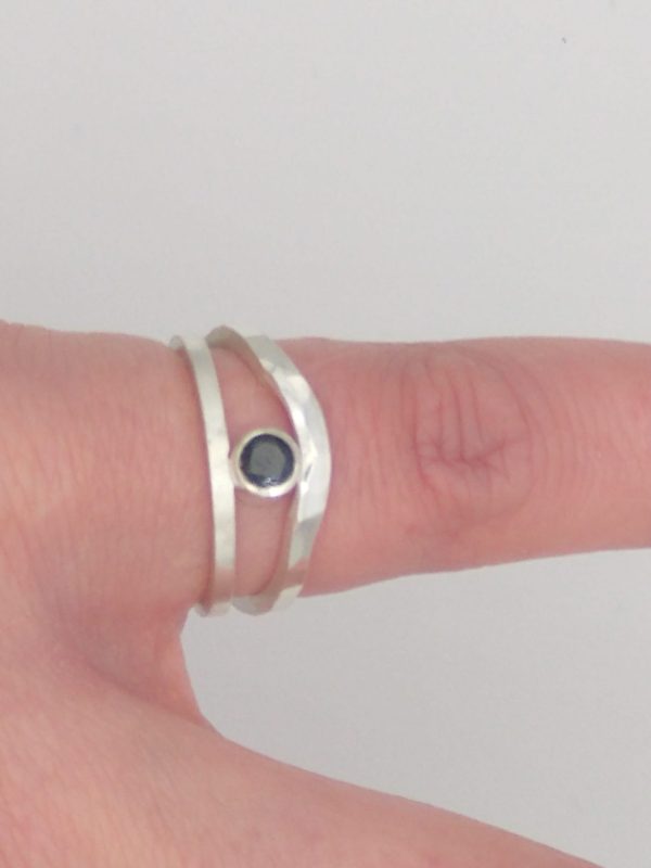 Gehamerde zilveren ring met uitsparing, handgemaakt. - Afbeelding 2