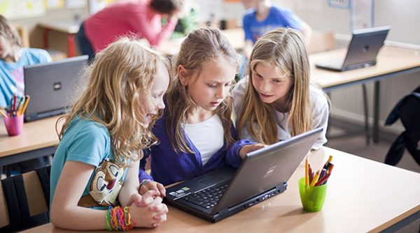 granefelt-girls+with+a+computer+-916-1024×682