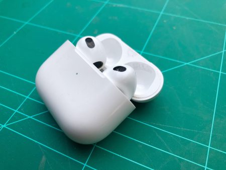 AirPods Second Gen im geöffneten Case / Bluetooth Standard