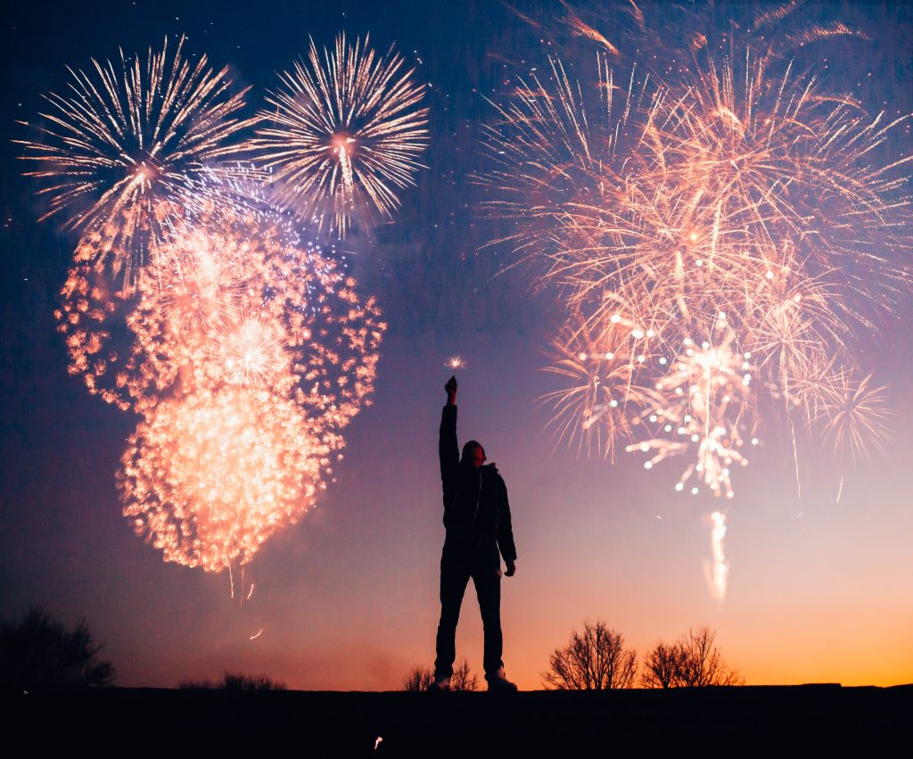 Mann vor Feuerwerk