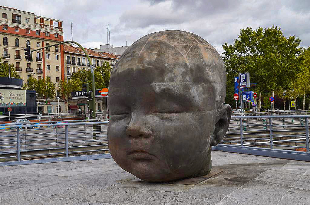 'Noche' sculpture in Madrid