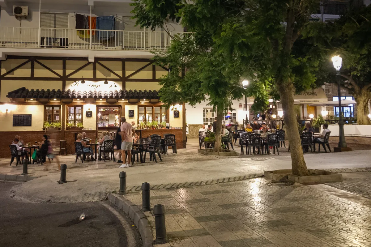 Hemingway's, Nerja, at night