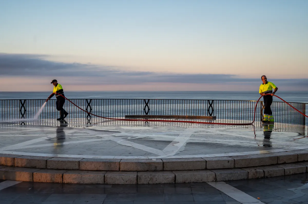 cleaning the Balcon de Europa, Nerja