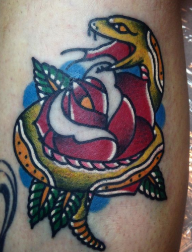 nero-ink-tattoo-tatuaggio-serpente-rosa