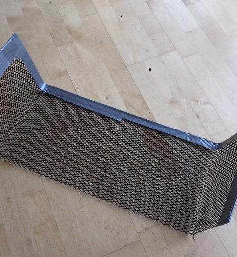 Man stopper på Biltema, går inn og finner en grillrist.