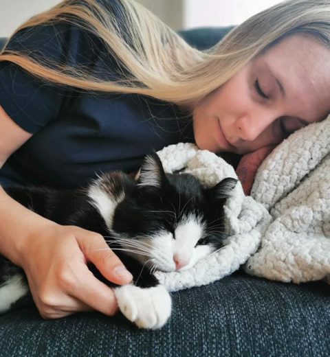 Fighter ❤️ er veldig takknemlig for at han fikk et nytt liv for halvannet år siden, og ønsker Sirikit god bedring som bare det. Camilla er helt enig, legger han til, selv om hun sover akkurat her.
