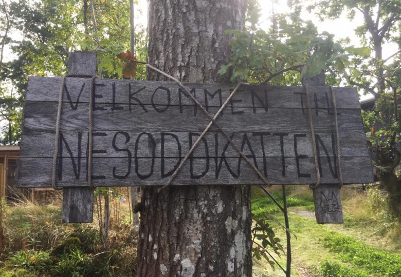 skilt Dette fine (syns i alle fall vi, da) skiltet møtte fosterforeldrene våre da de kom til et aldri så lite treff i går. Det var så hyggelig! De er så fine folk! OG VI TRENGER FLERE! ❤️