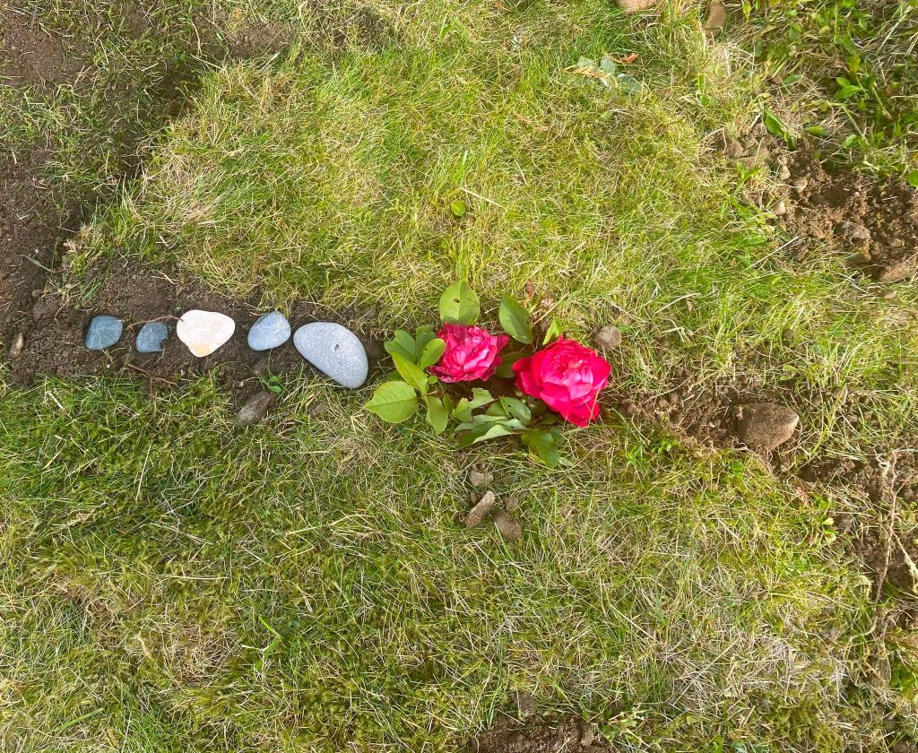 Blomster og pene stener på Unas gravplass