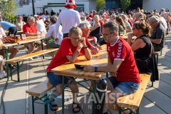 Mens signalet til storskærmen var væk, blev der set fodbold på smartphones - Foto: René Lind Gammelmark