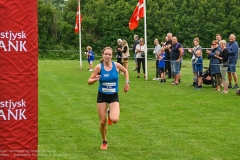 Siv Bertelsen løber over målstregetn - Foto: Johnny Madsen, JMD