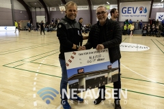 Flemming Pedersen formand for GGIF Håndbold får her overrakt checken på 16.619,83 kr af Leif Sole fra OK - Foto: René Lind Gammelmark