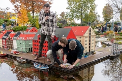 Jakob og Rasmus sætter her modellen på plads i Miniland - Foto: Ulrik Wulf Nielsen