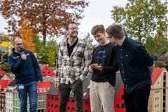 Legolands pressechef, Kasper Tangsig til venstre, LEGO Masters dommer Søren Dyrhøj og til højre vinderne af LEGO Masters 2022: Jakob og Rasmus - Foto: Ulrik Wulf Nielsen