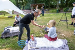 Martin hjælper lige med at få skumfidusen ind imellem to kiks - Foto: René Lind Gammelmark