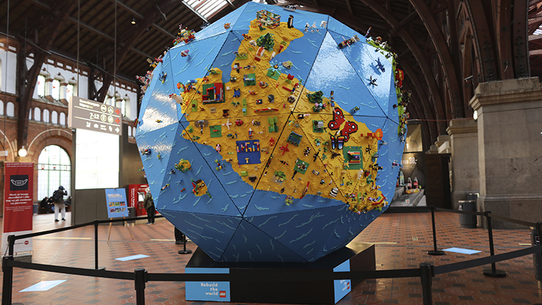 Kæmpe LEGO globus kan ses på Københavns Hovedbanegård - Netavisen Grindsted