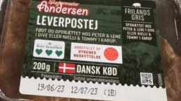 Blå plastikstykker i leverpostej