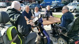 Handicaprådet indviede den første af 3 handicap og kørestolsvenlige bænke