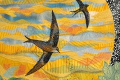 "Svaler på jagt" Tekstilkunst af Nete Riemann