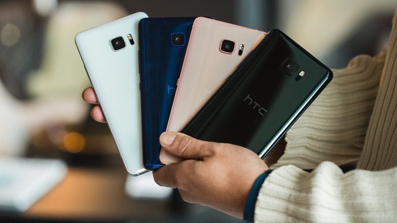 Huge phone screens are becoming the trend, and HTC U Ultra wants to try its hand at making a phone that’s larger than its traditional flagship