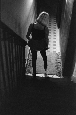 Akt eine Treppe hinabsteigend - Neue klassische Werbung