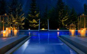 Una suggestiva immagine in notturna della piscina all'aperto delle Terme Pré di Saint Didier, Aosta