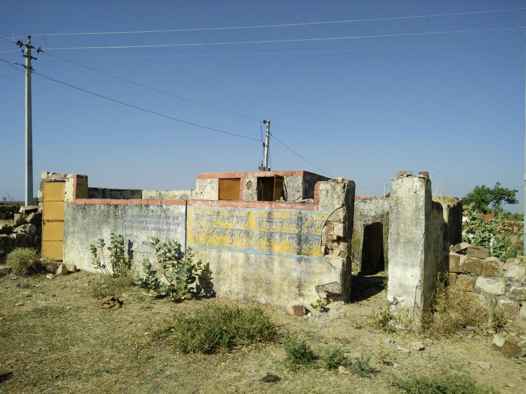 प्राथमिक विद्यालय में शौचालय, रसोई घर, चारदीवारी के अभाव में बच्चे परेशान | New India Times
