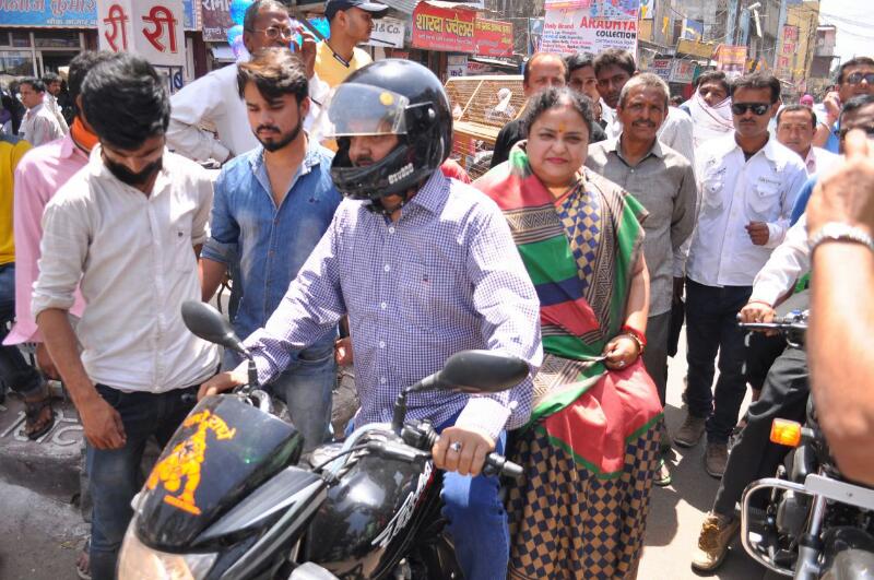 राज्यमंत्री अनुपमा जयसवाल ने बाइक से किया नगर भ्रमण | New India Times