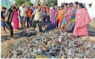 मप्र के सागर जिले में शराब मुक्त मध्य प्रदेश की मांग करते हुए गुस्साई भीड़ ने शराब दुकान को किया आग के हवाले | New India Times