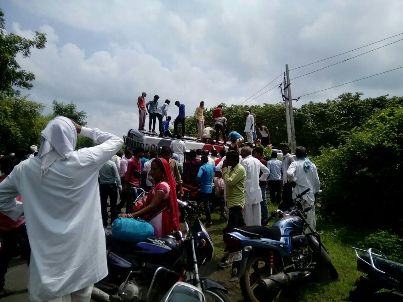 हरदा से खंडवा की ओर जाने वाली यात्री बस दुर्घटनाग्रस्त, एक दर्जन से अधिक यात्री घायल | New India Times