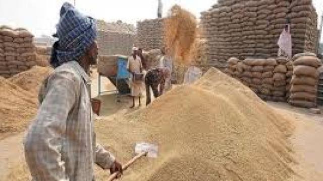 धान क्रेय केन्द्रों पर किसानों को टोकन लेने के लिए करना पड रहा लम्बा इंतजार | New India Times