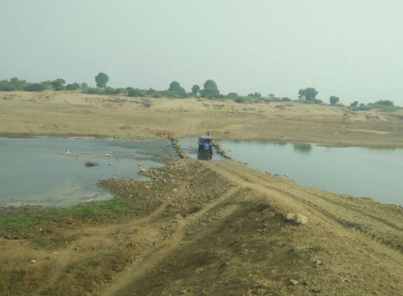 टिमरनी बघवाड गंजाल नदी पर रेत माफियाओं ने अवैध पुल बना कर बडे पैमाने पर किया अवैध उत्खनन | New India Times