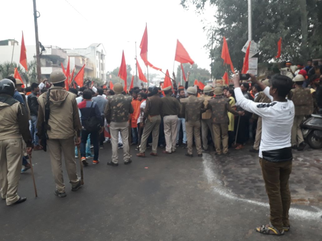 बजरंग दल के अज्ञात कार्यकर्ताओं के खिलाफ रिपोर्ट दर्ज, झांसी के मिनर्वा चौराहा के पास वाहनों में हुई थी तोड़फोड़ | New India Times