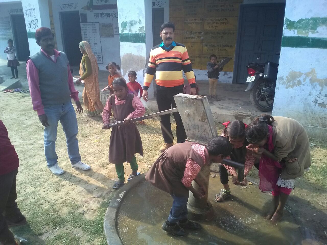 प्राइमरी एवं जूनियर विद्यालय के बच्चे पी रहे हैं दूषित पानी, दूषित पानी से बच्चों का स्वास्थ्य खतरे में | New India Times