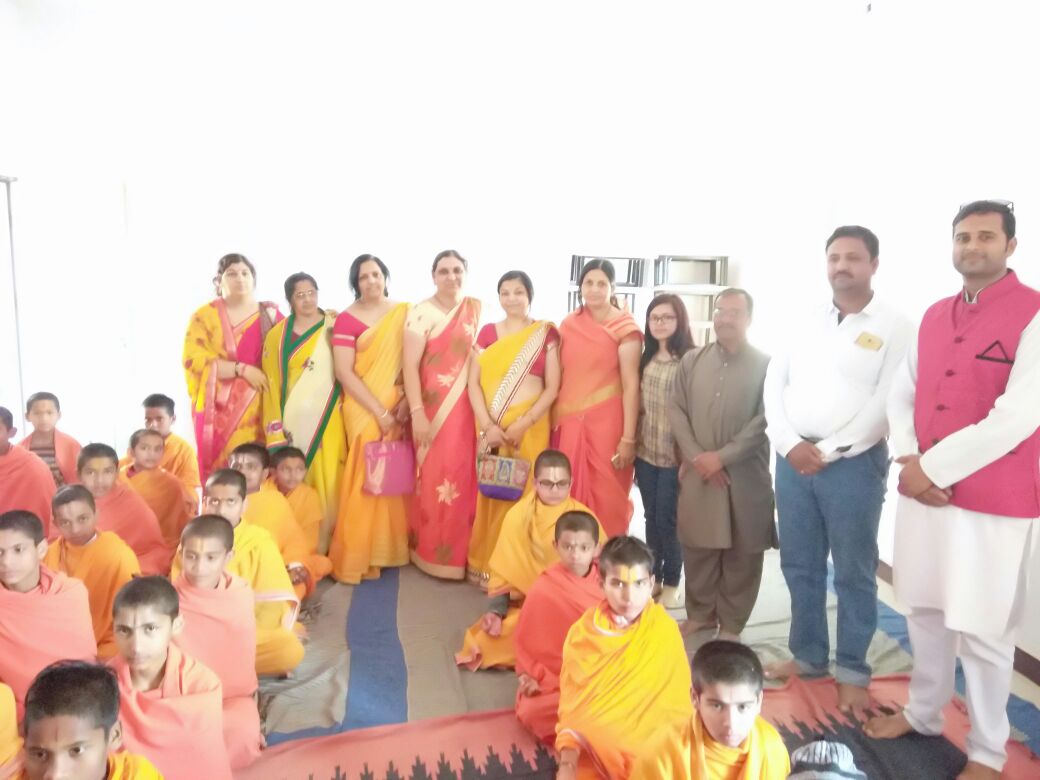 भाजपा महिला मोर्चा के द्वारा पूर्व प्रधानमंत्री अटल बिहारी वाजपेयी के जन्मदिवस पर छीपानेर चिचोट कुटी में संस्कृत विद्यापीठम में बच्चों को कराया भोजन | New India Times