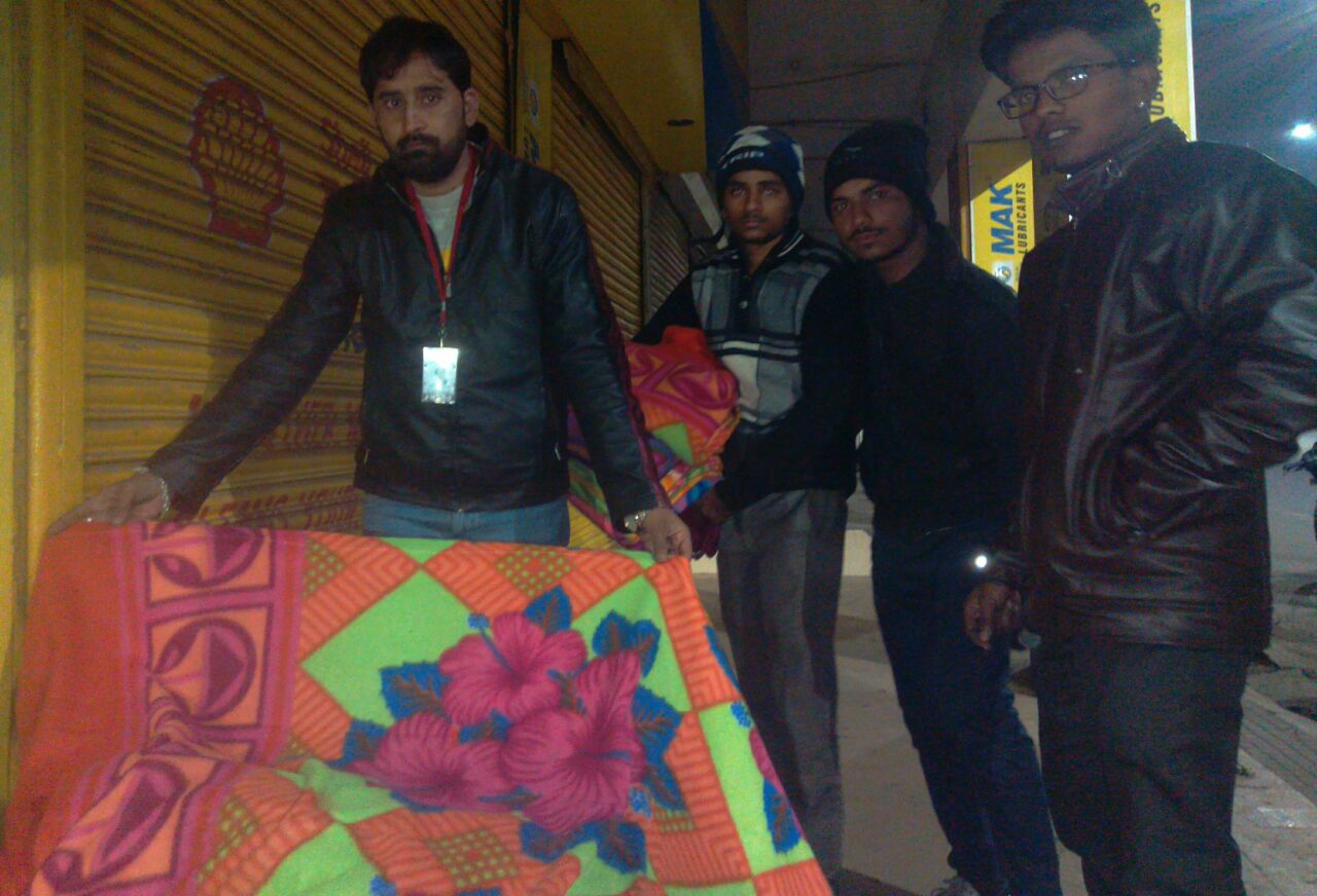 द यंग ग्रुप आफ झांसी की टीम ने गरीबों में बांटे कंबल | New India Times