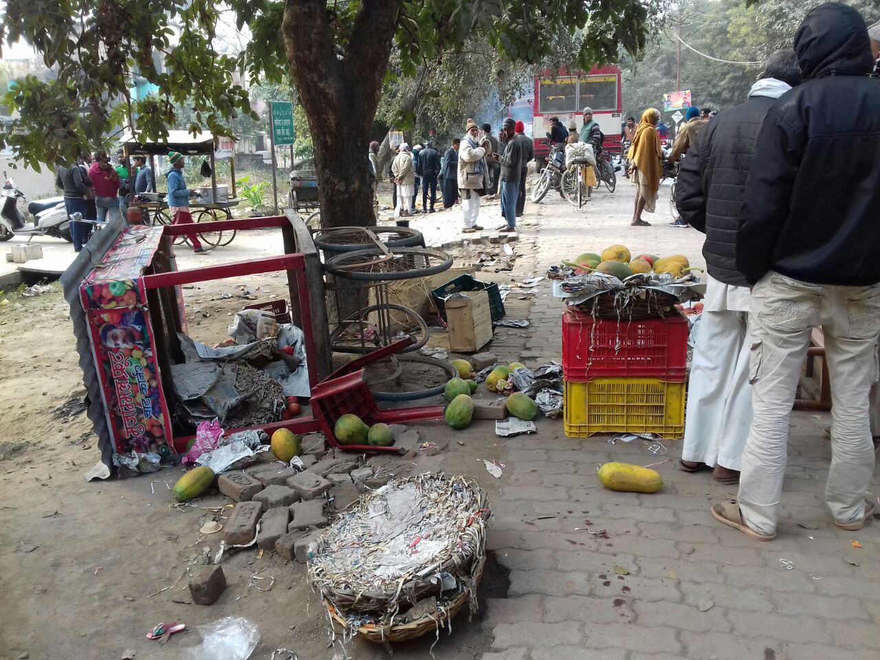 बहराइच जनपद के सिटी कोतवाल पी.के.सिंह की दबंगई, गरीब ठेले वालों के ठेले पलट कर की पिटाई | New India Times