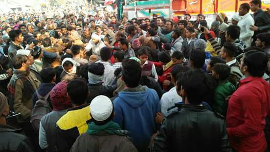ट्रेक की चपेट में आने से छात्र की मौत, गुस्साई भीड ने लगभग 6 दर्जन गाडिय़ों पर किया पथराव | New India Times