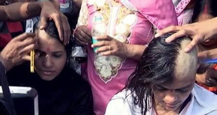 अपनी मांगों को लेकर महिला अध्यापकों ने मुंडन करा कर शिवराज सरकार के खिलाफ किया विरोध प्रदर्शन | New India Times
