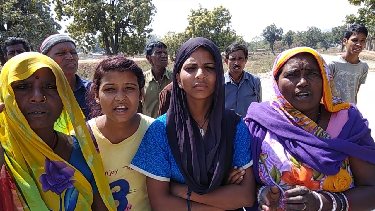 मूलभूत सुविधाओं से वंचित ग्रामीणों ने सडक पर उतर कर किया विरोध प्रदर्शन | New India Times